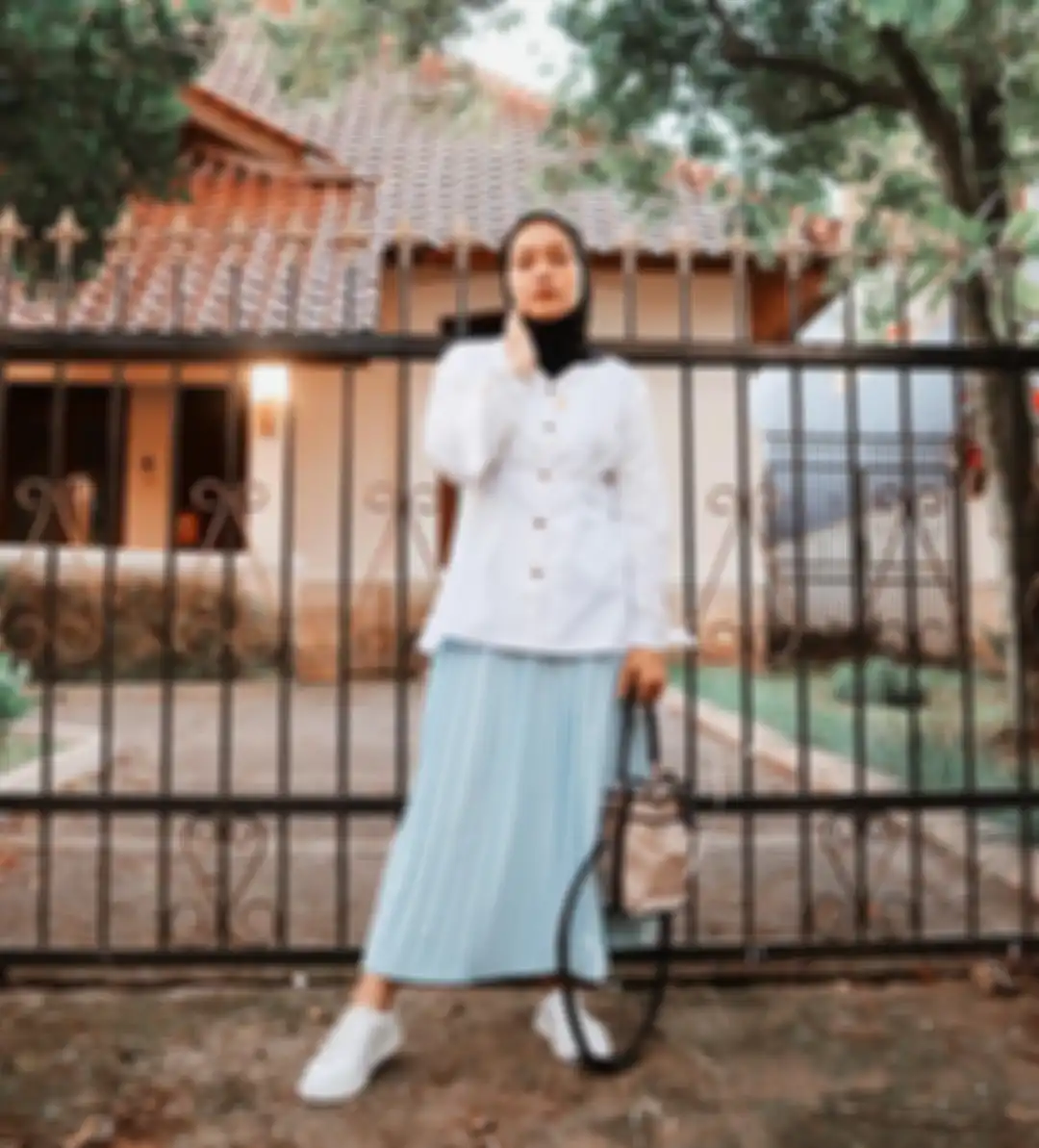 OOTD dengan rok plisket nuansa biru ala selebgram hijab, Chairunnisa Septiany.