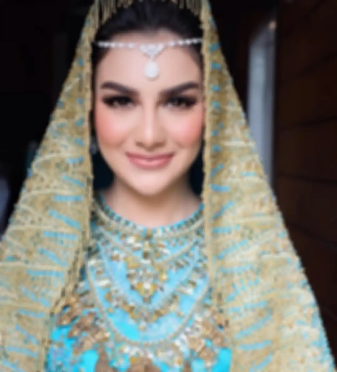 Irish Bella dalam balutan busana adat Minang di hari pernikahannya dengan gaya makeup overdrawn lips