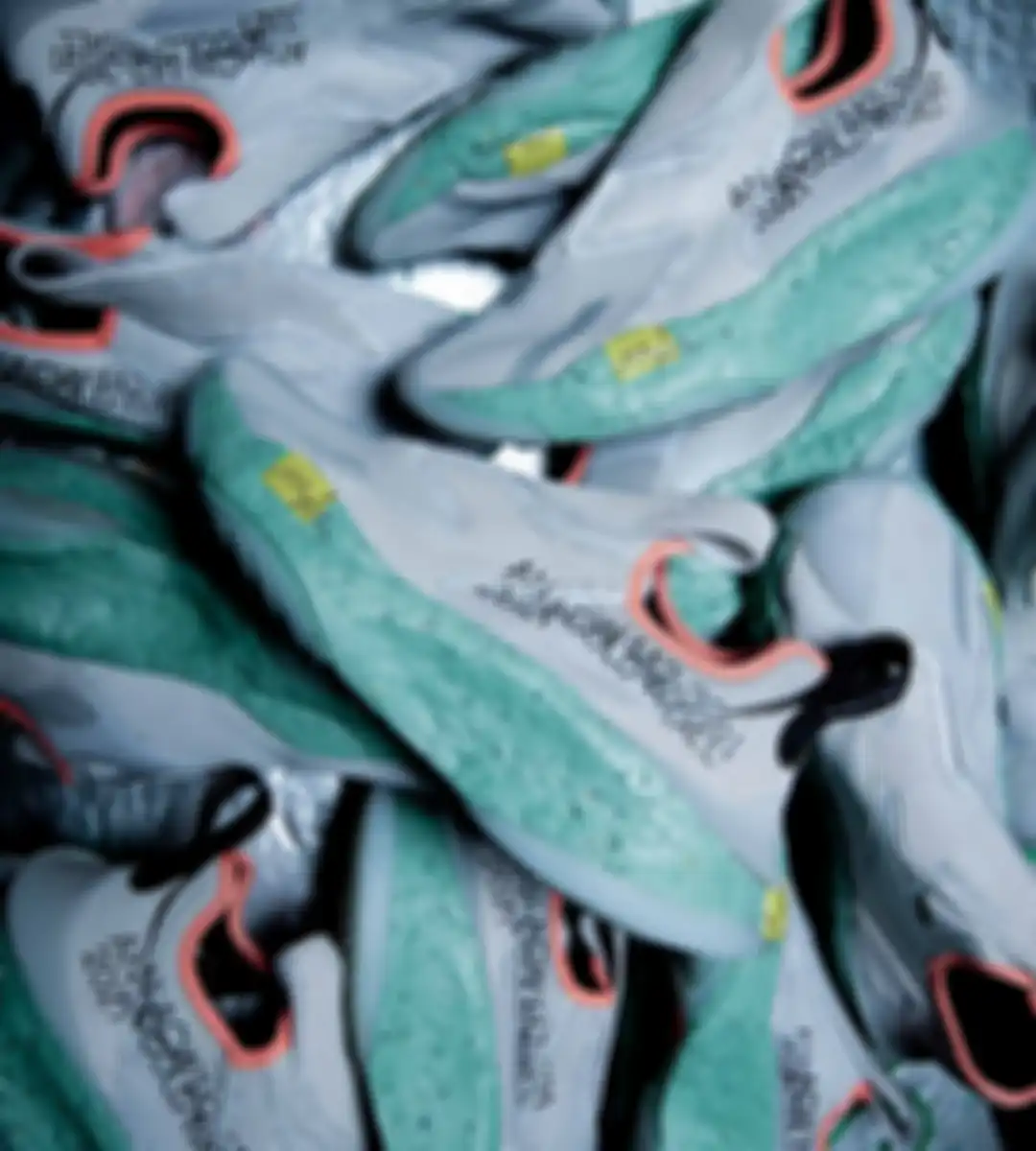 Sebagian bahan sepatu ini dari daur ulang
