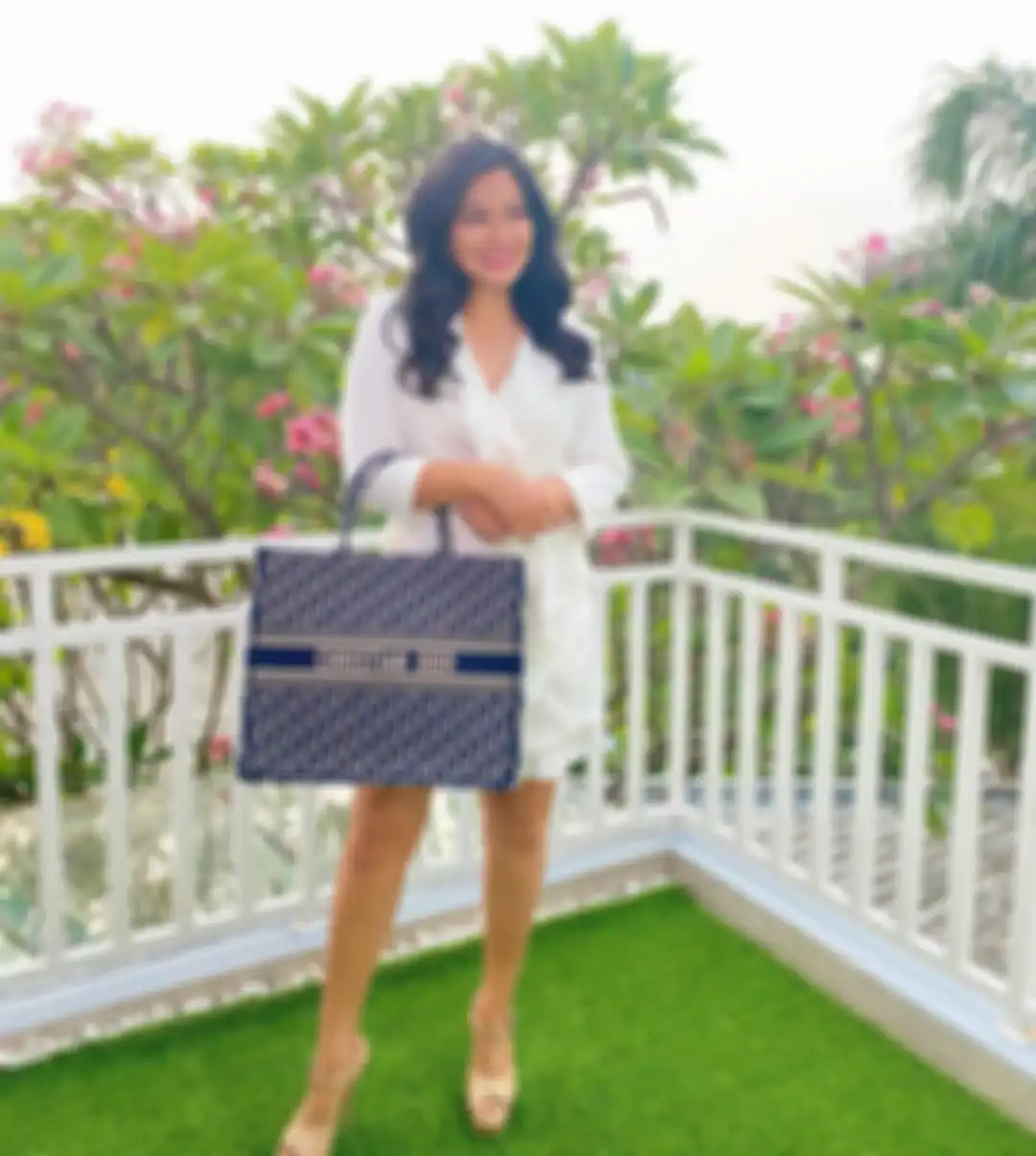 Gaya fashion Titi Kamal saat tenteng tas mewah Dior Book Tote.