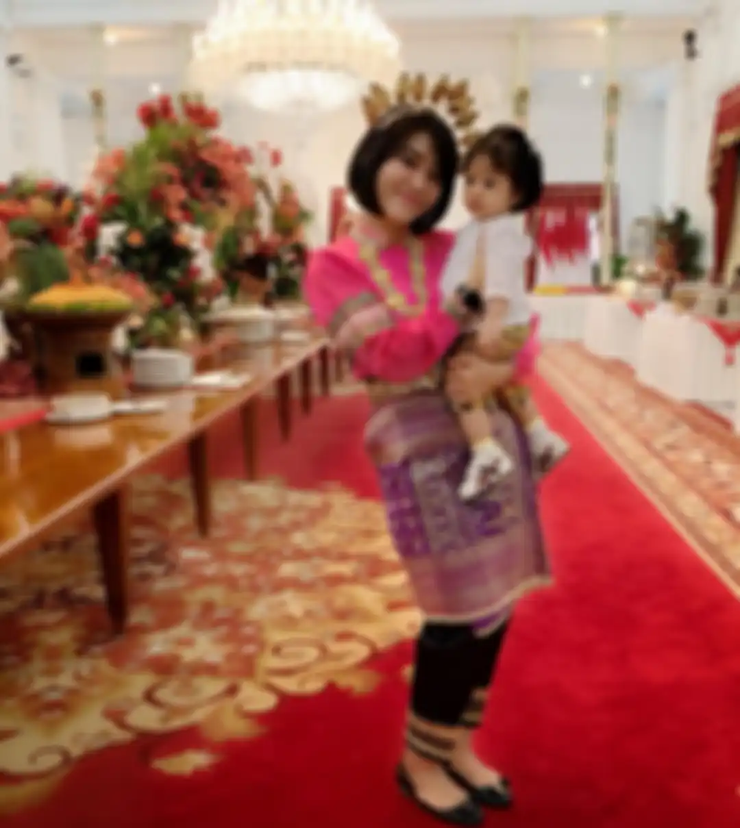 Penampilan Sandhyca Putrie saat gendong Sedah Mirah