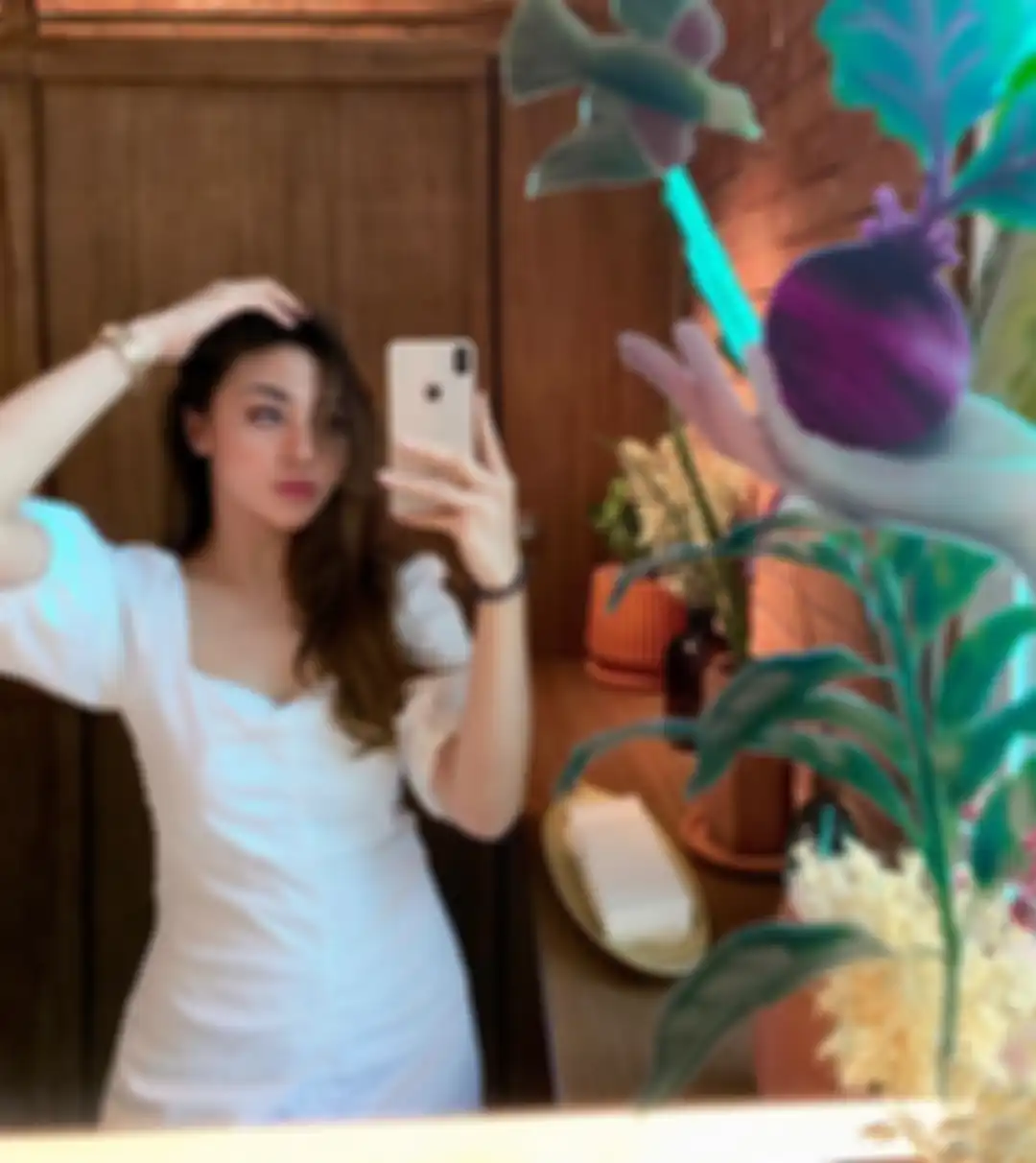 Margin Wieheerm saat melakukan mirror selfie.