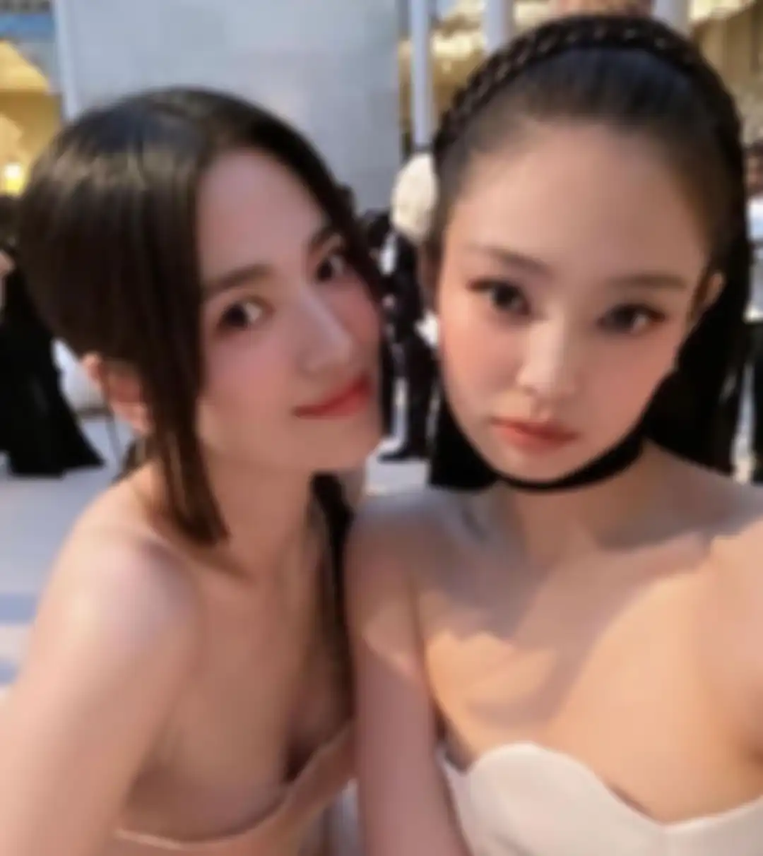 Interaksi Jennie BLACKPINK dan Song Hye Kyo di Met Gala 2023