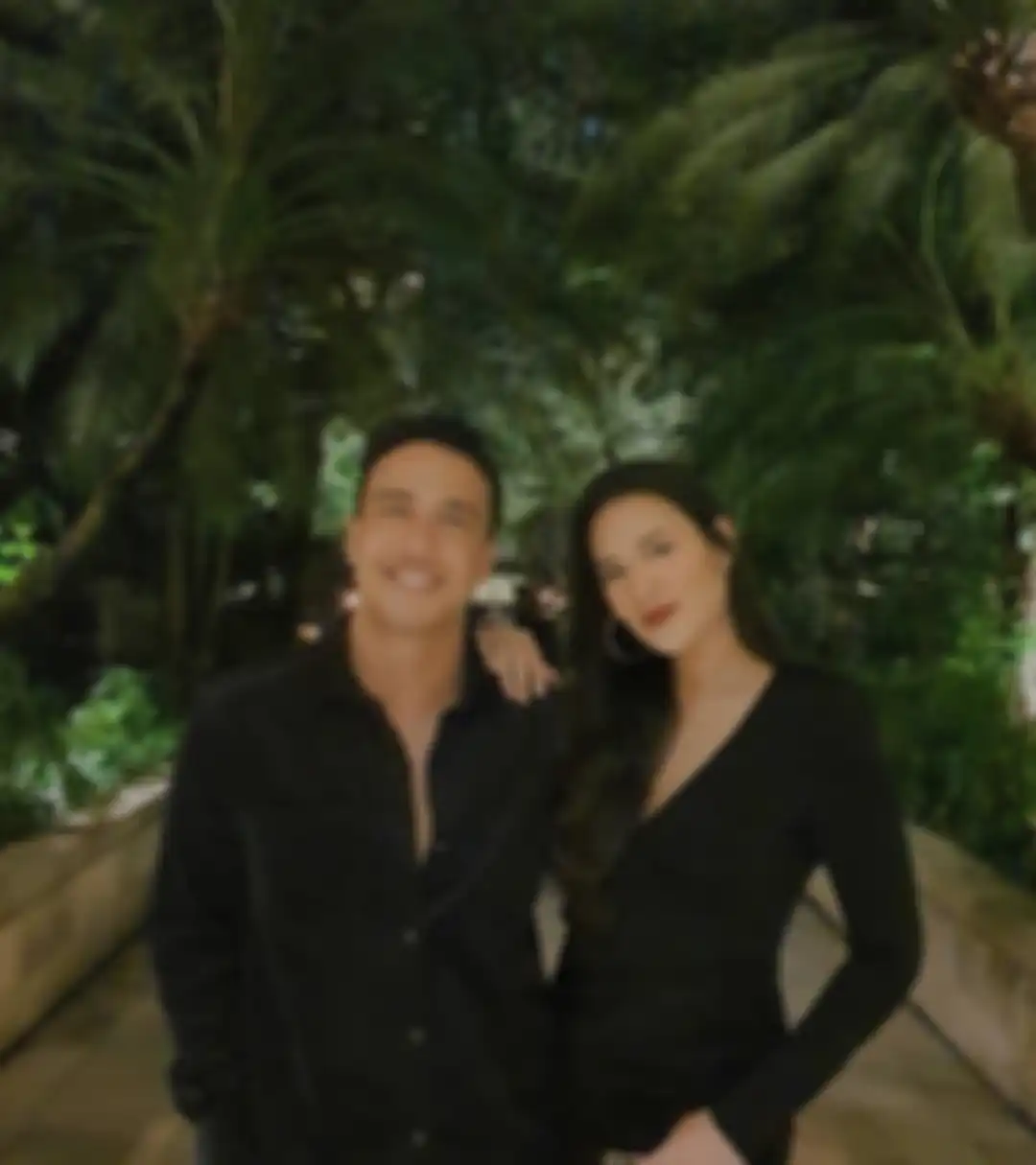 Raisa Andriana pakai dress belahan dada rendah saat dinner romantis bareng Hamish Daud