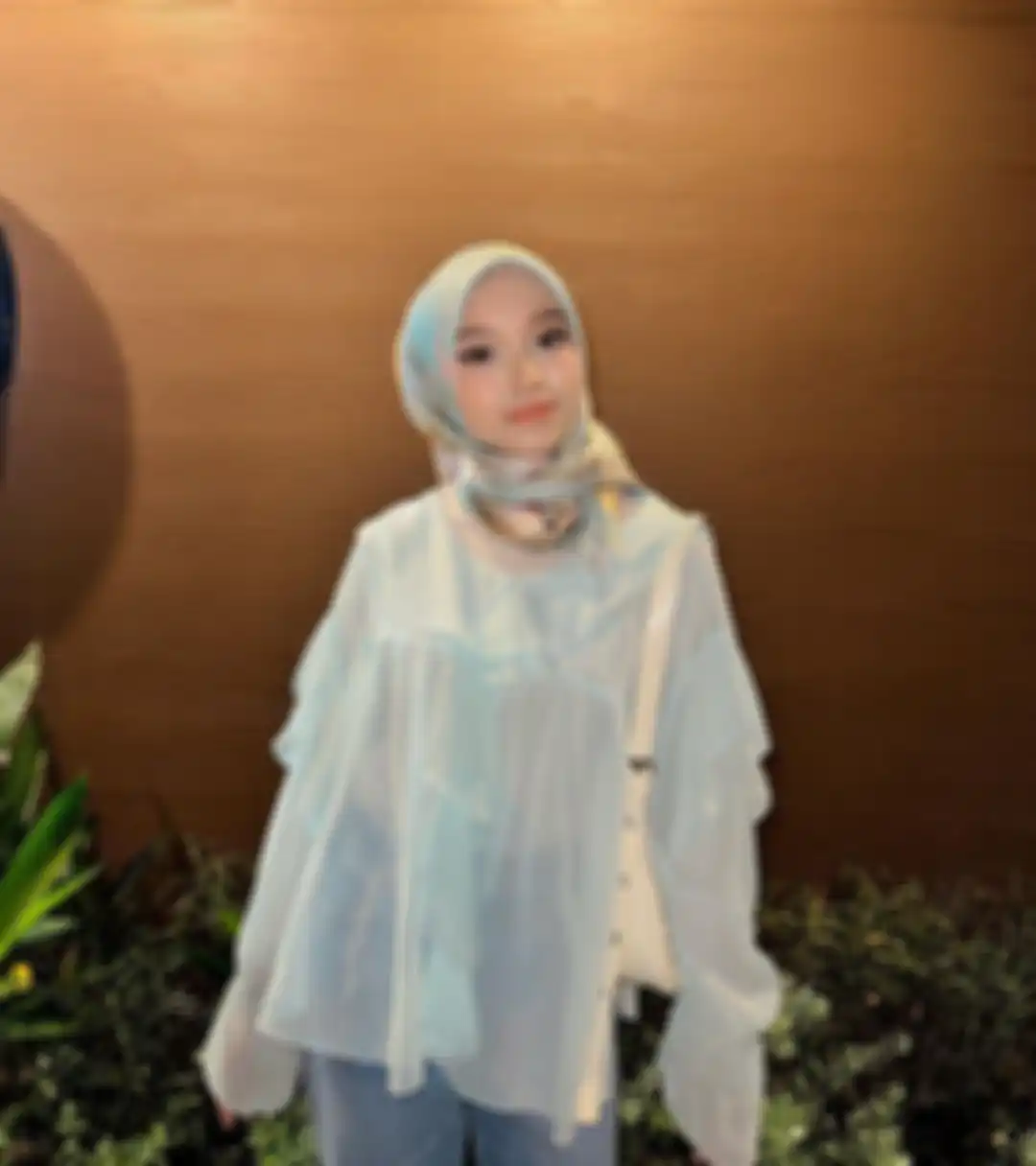Model atasan putih hijab untuk Lebaran 2023