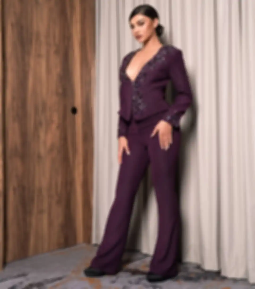 Outfit Jihane Almira Chedid saat deep interview Miss Supranational 2021