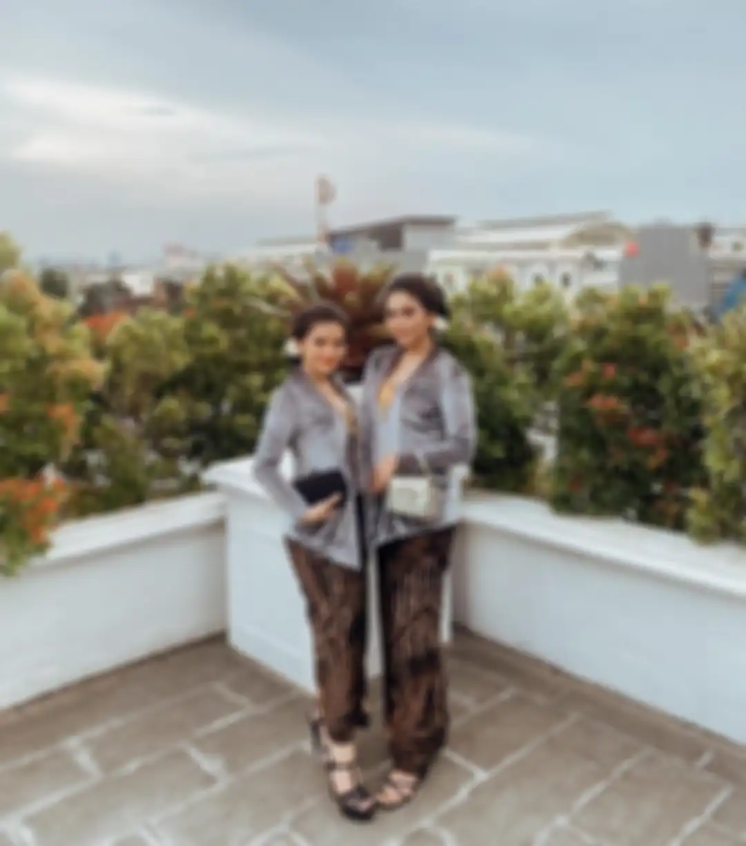 Marsha Aruan padukan kebaya kutu baru dengan kain batik dan t-strap heels hitam