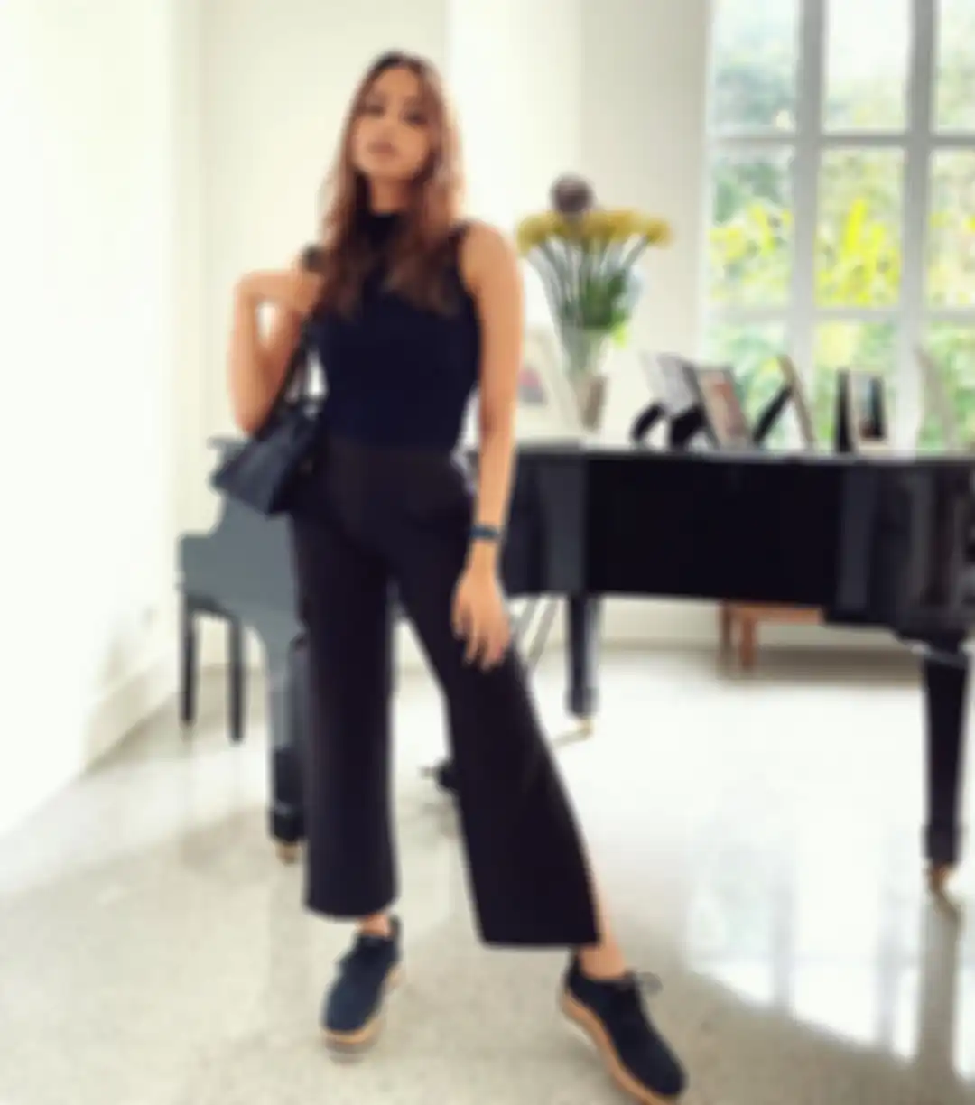 Outfit serba hitam kece ala adik Maudy Ayunda, Amanda Khairunnisa