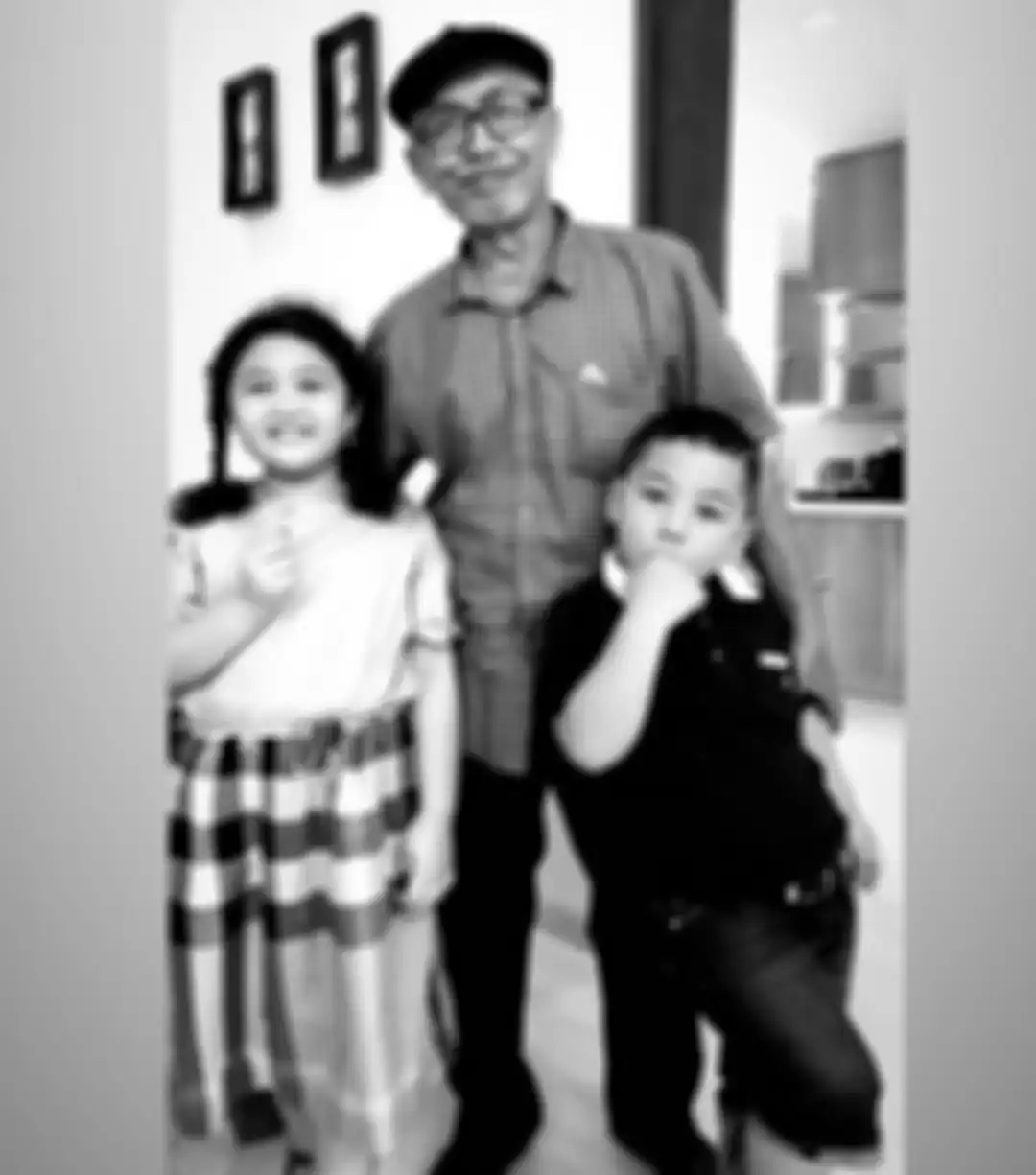 Amora Lemos mengunggah foto hitam putih melalui akun Instagram pribadinya. Ia menjerit histeris setelah mendapat kabar duka.