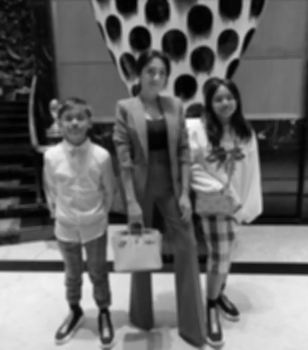 Tampilan stylish Angel Karamoy sambil tenteng tas mewah