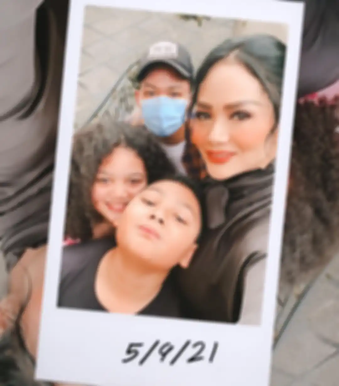 Foto Azriel bareng Krisdayanti yang ditemani Kellen dan Amora bikin bahagia Raul Lemos. Ayah sambung Aurel Hermansyah sampaikan pesan khusus buat Azriel.