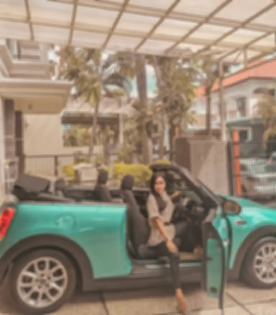 Uci Flowdea memamerkan foto bareng Ivan Gunawan dan Ruben Onsu di Instagram. Rupanya, Crazy Rich Surabaya ini mengaku ditipu saat rintis binsnis.