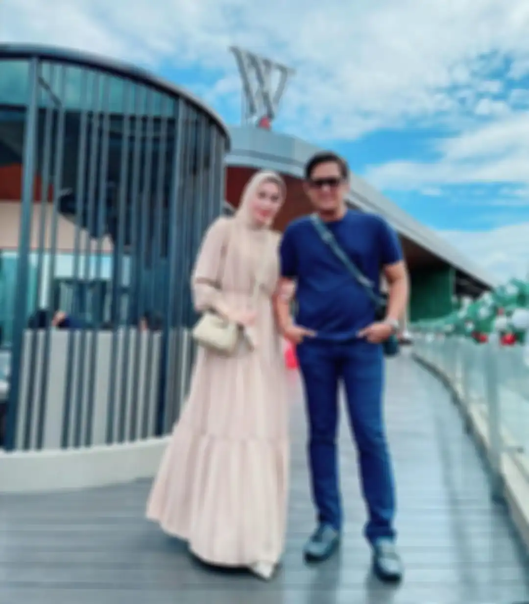 Kebersamaan Andre Taulany dan istri