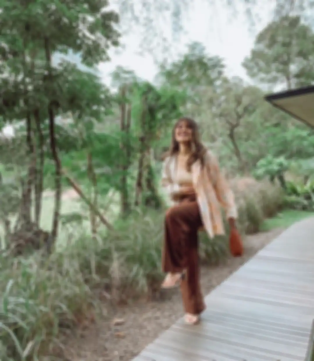 OOTD pakai celana cokelat ala Marsha Aruan