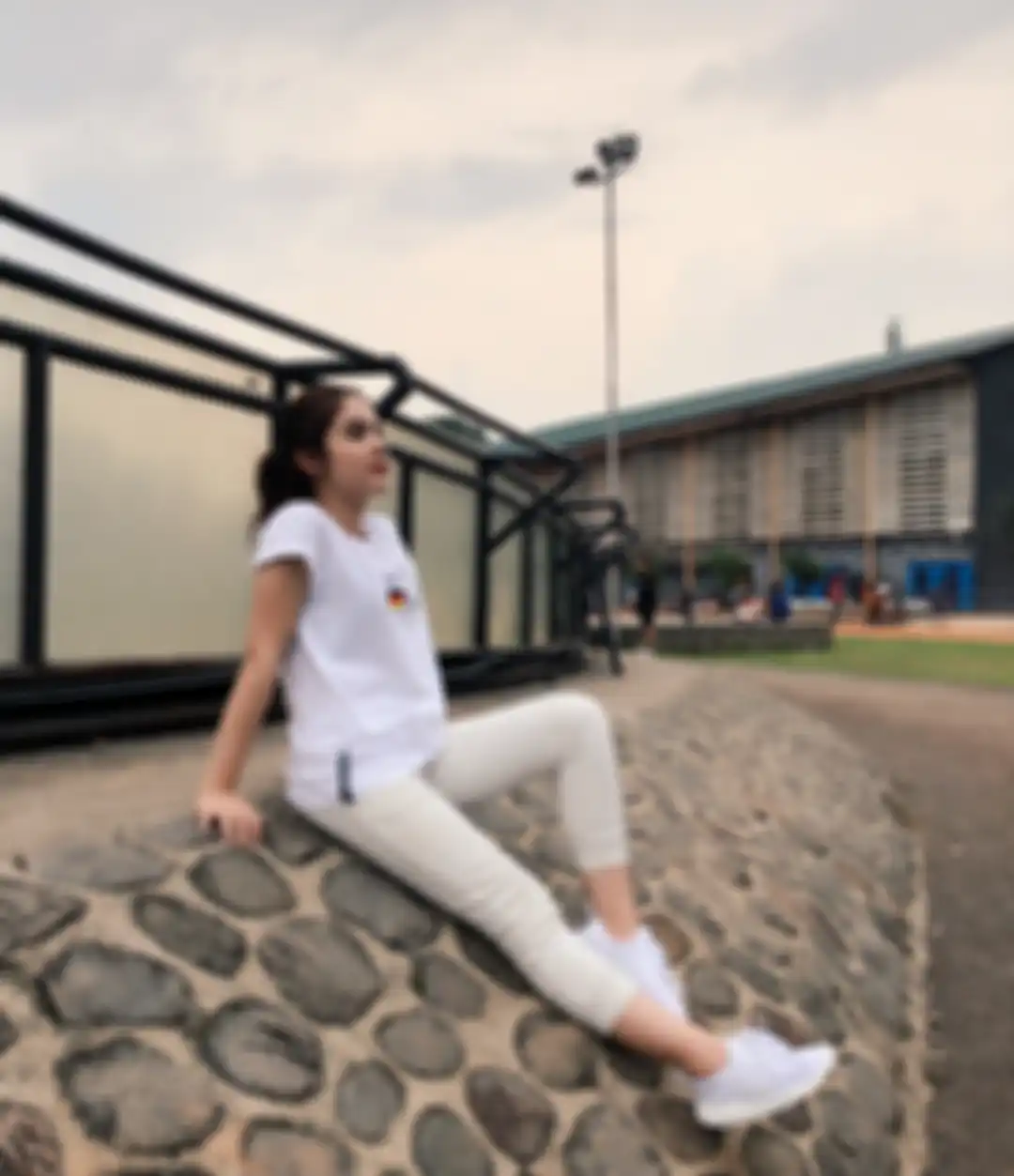 Padu padan atasan putih ala Steffi Zamora