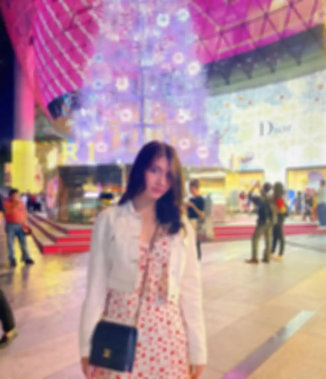 Tampil kece dengan crop jacket putih ala Cassandra Lee