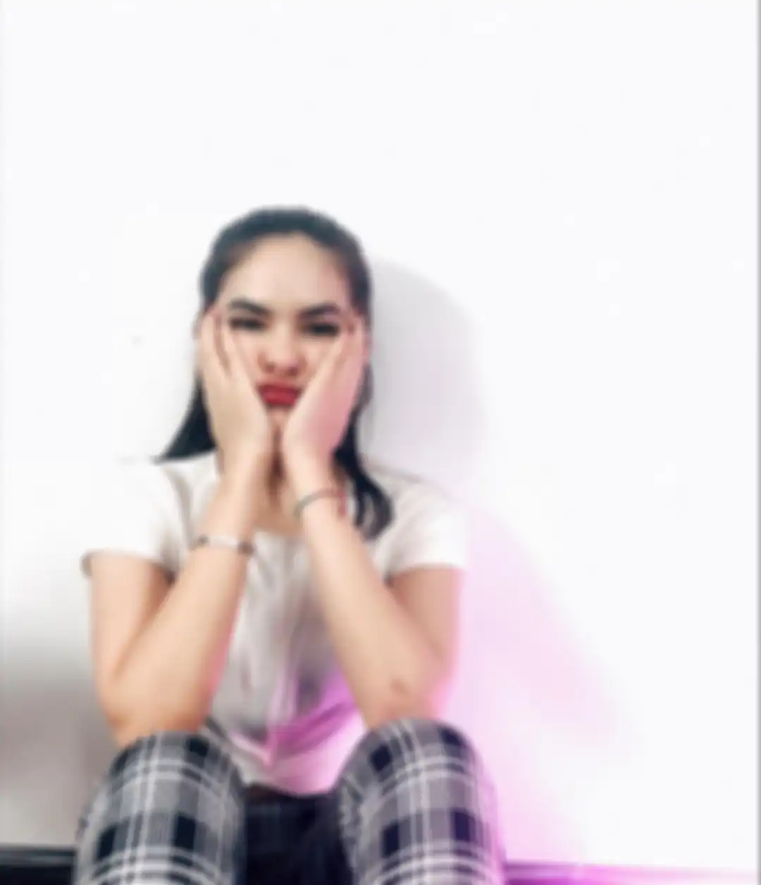 Padu padan atasan putih ala Steffi Zamora