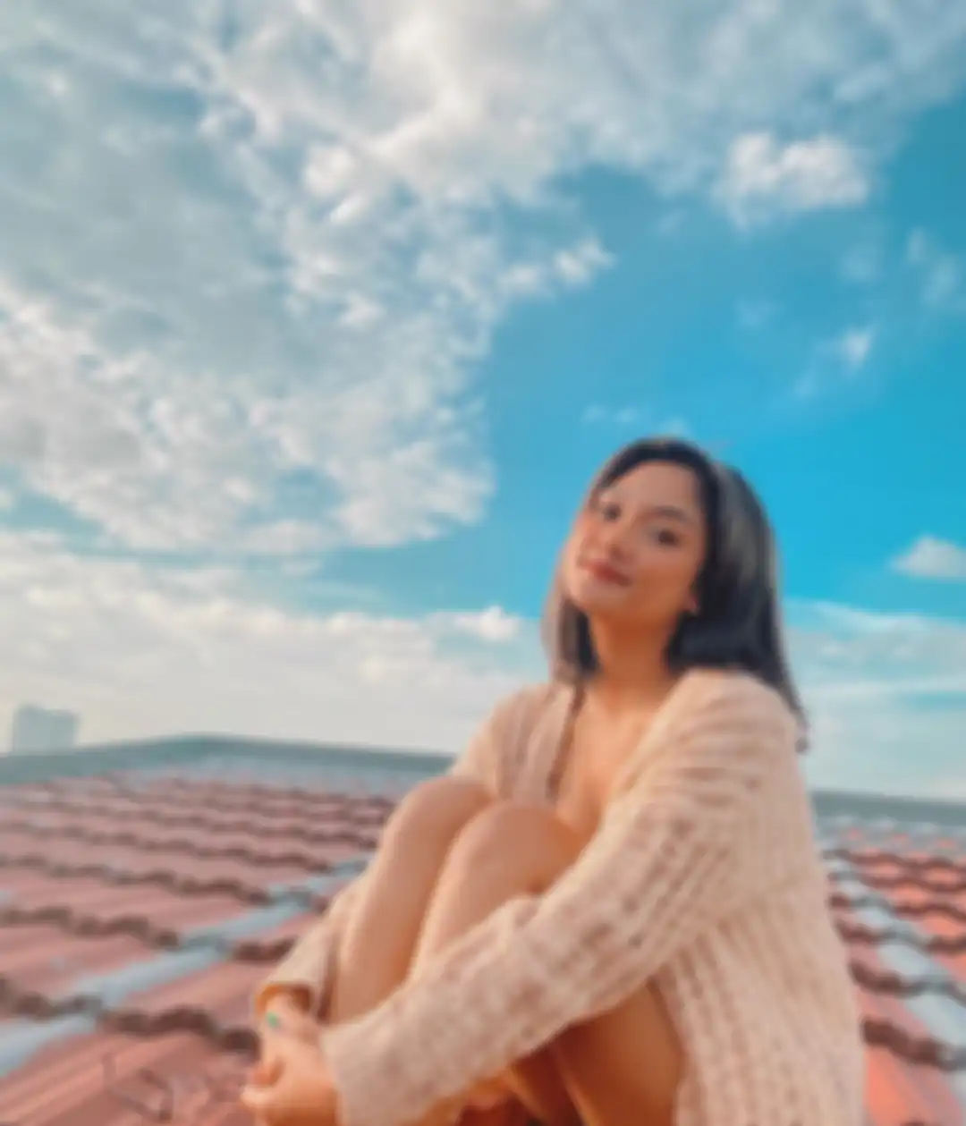 Marion Jola berjemur di atas genteng