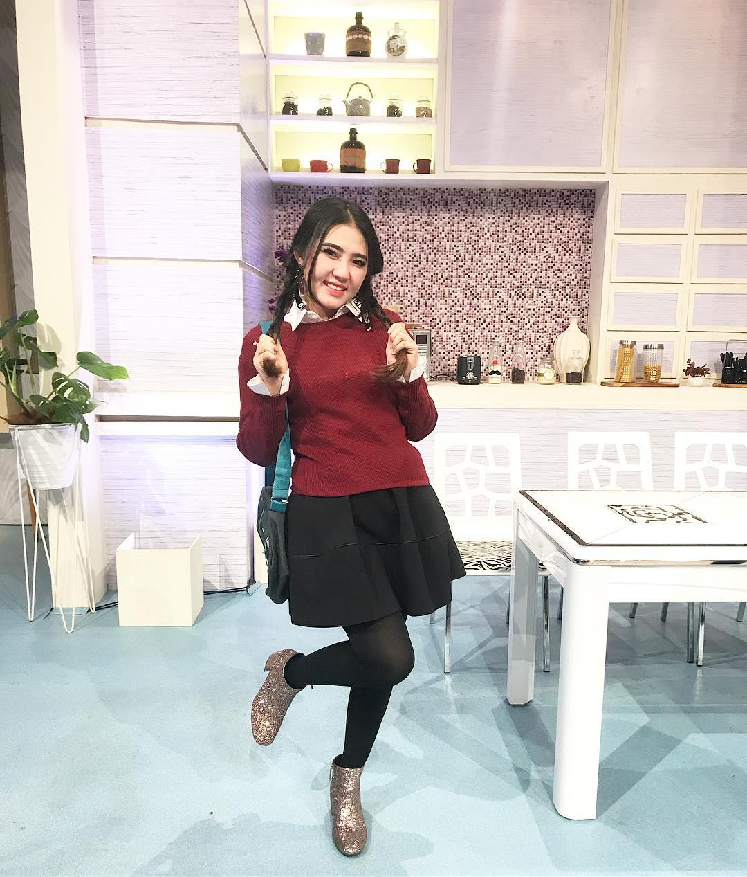 Via Vallen tampil girly layaknya bintang korea.