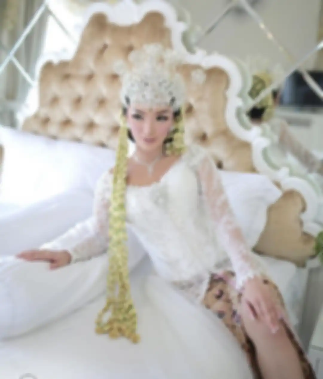 Zaskia Gotik berpose manja usai menjalani akad nikah dengan Sirajuddin Mahmud