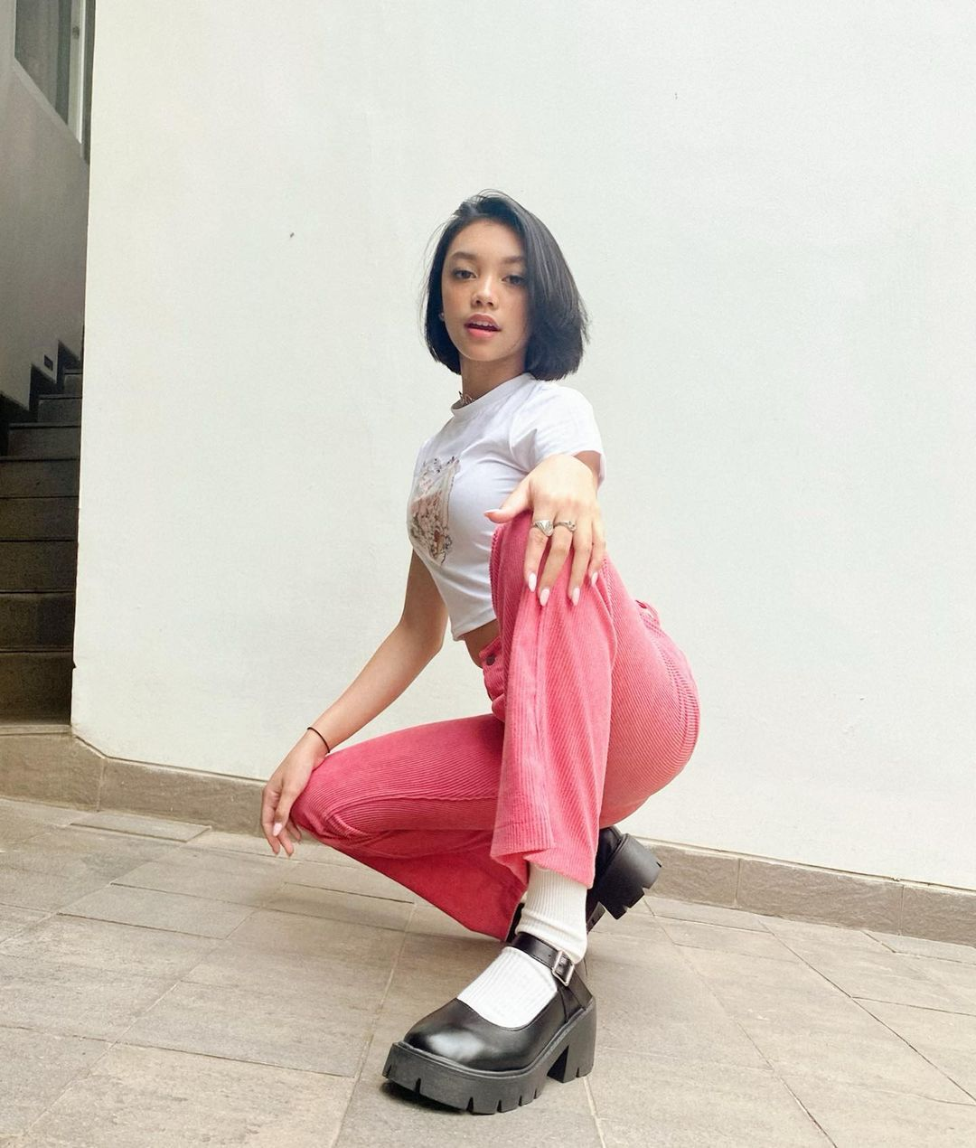Gaya Naura Ayu pakai kaos putih