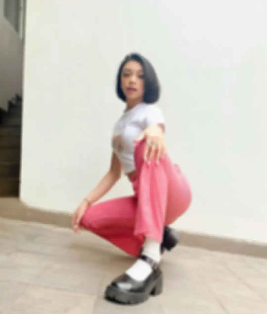 Gaya Naura Ayu pakai kaos putih