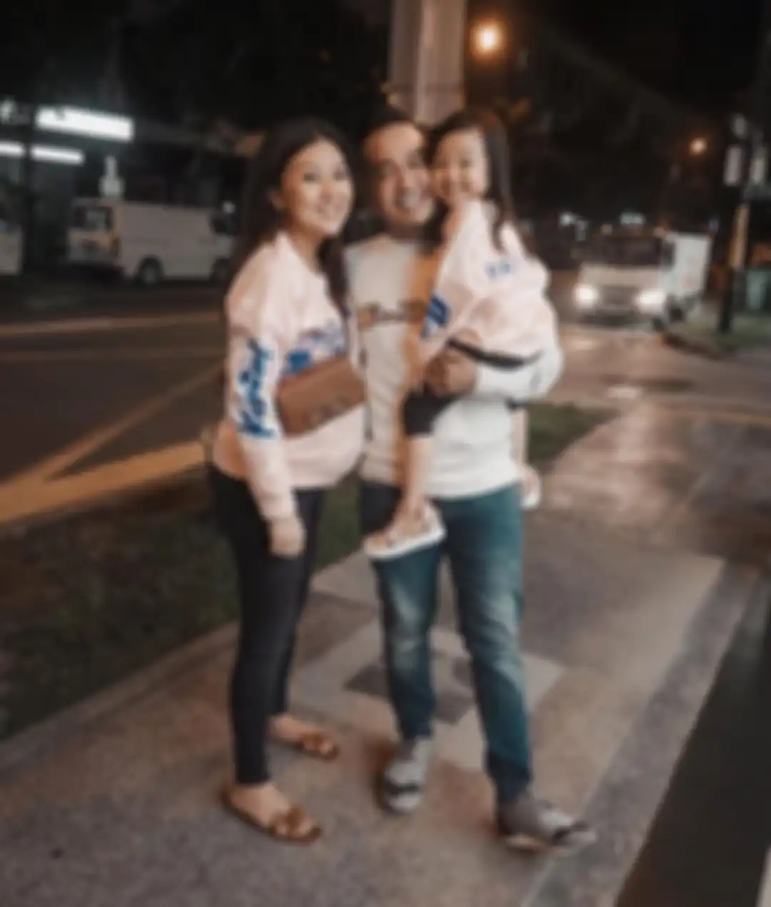  Sarwendah dan Ruben Onsu bersama sang anak