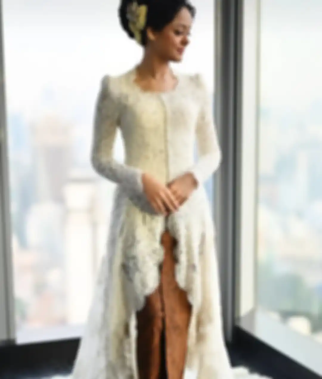 Mutiara memilih mengenakan kebaya berwarna putih di hari akad nikah.