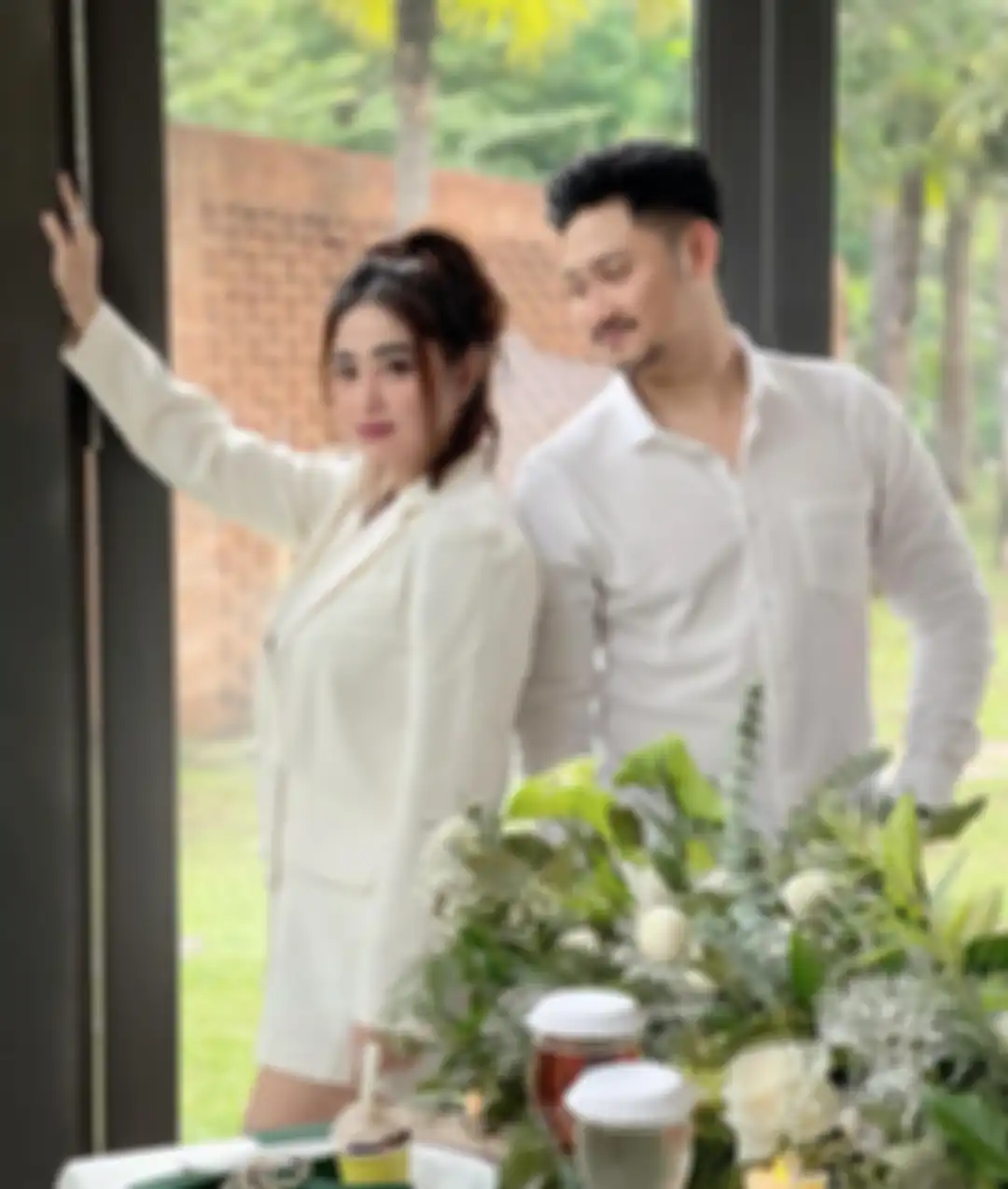 Dewi Perssik digugat cerai Angga Wijaya. Saipul Jamil sampai ikut turun tangan. Foto mesra sang biduan dangdut ramai dibahas.