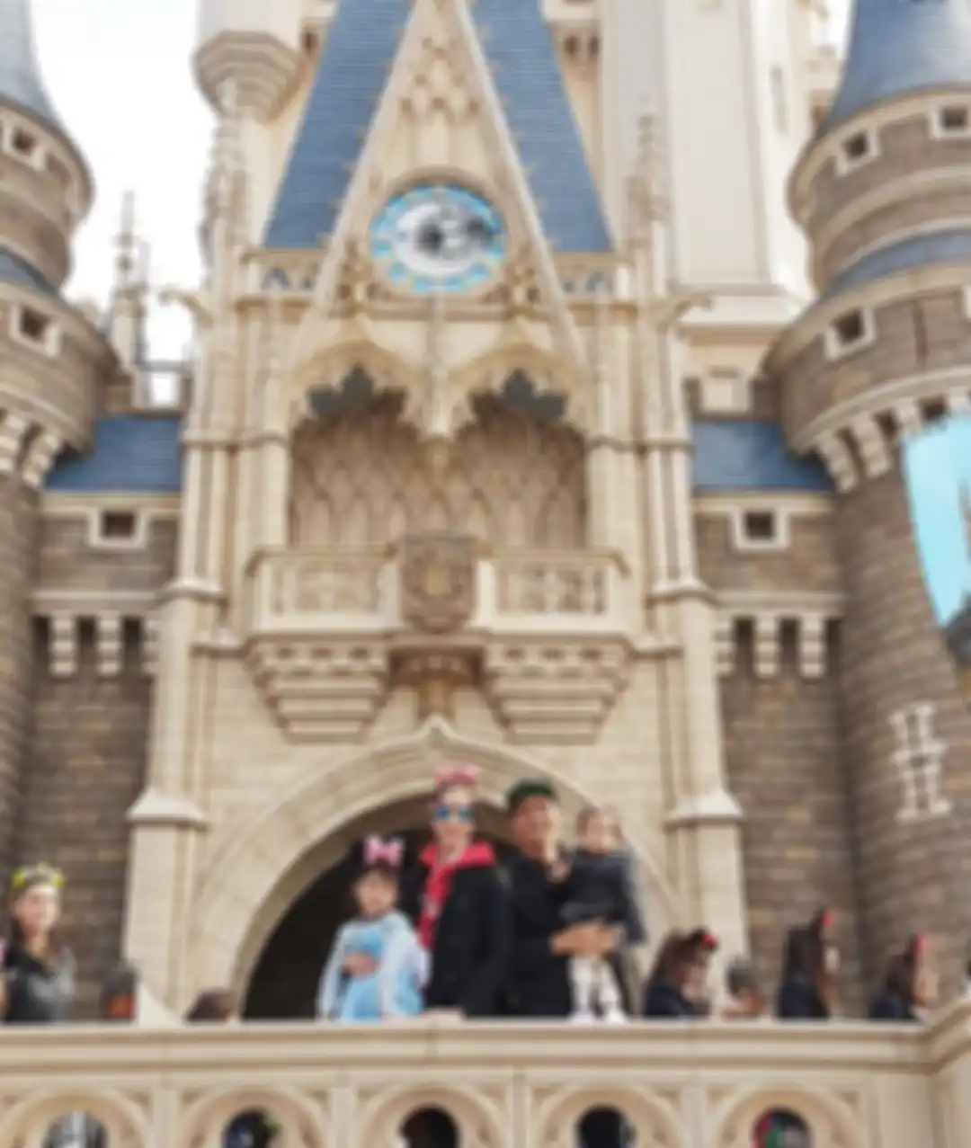 Fanny Fabriana dan keluarganya saat liburan ke Disneyland Tokyo
