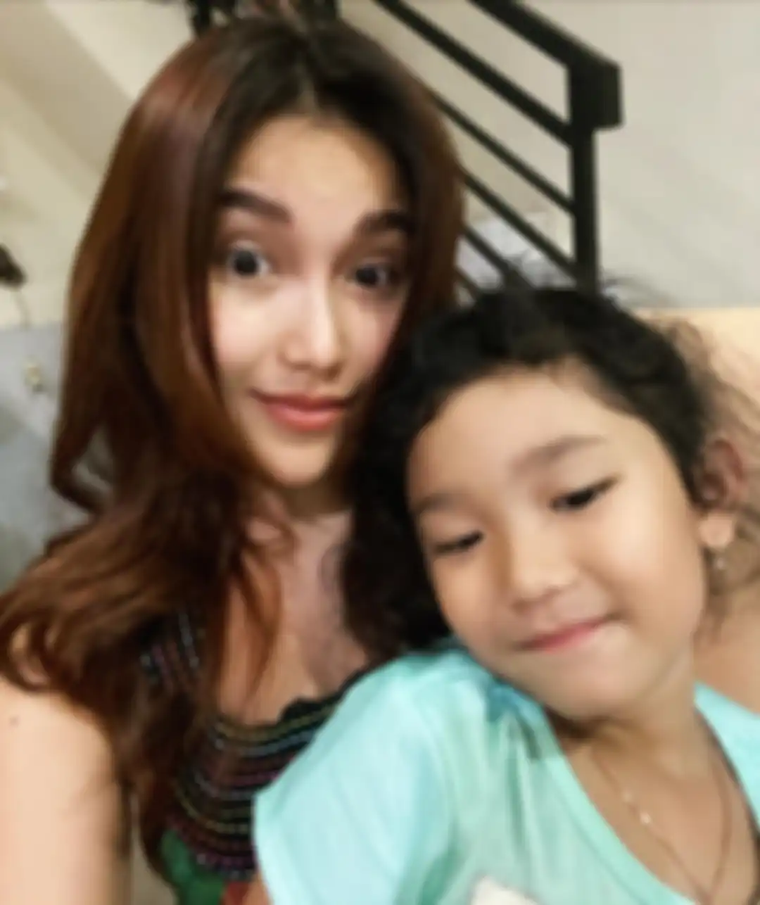 Penampilan rumahan Ayu Ting Ting saat selfie bareng Bilqis