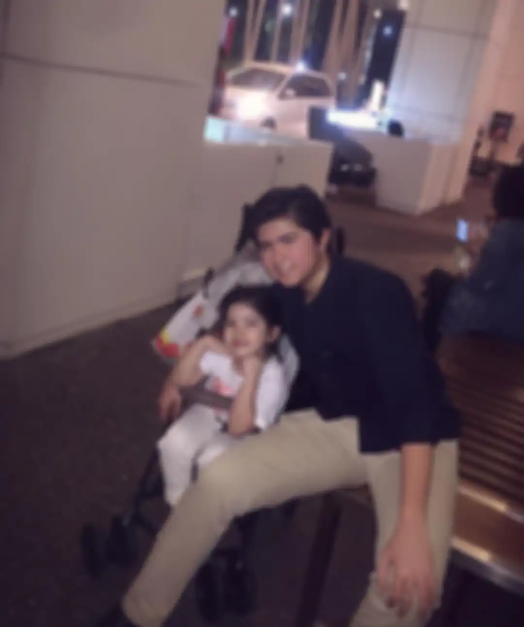 Kedekatan anak Olla Ramlan, Sean Mikael dengan adik sambungnya, Alessa.