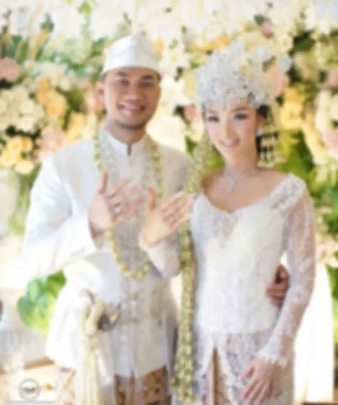 Zaskia Gotik dan Sirajuddin Mahmud pamerkan cincin kawin yang melingkar di jari manisnya