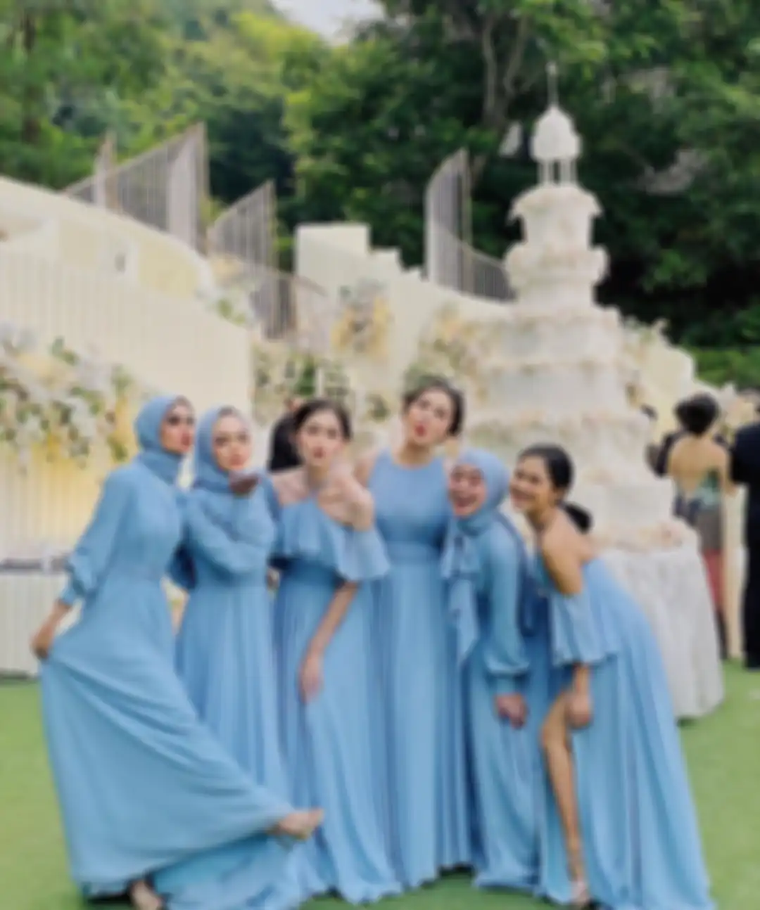 Gaya elegan Syifa Hadju saat jadi bridesmaid