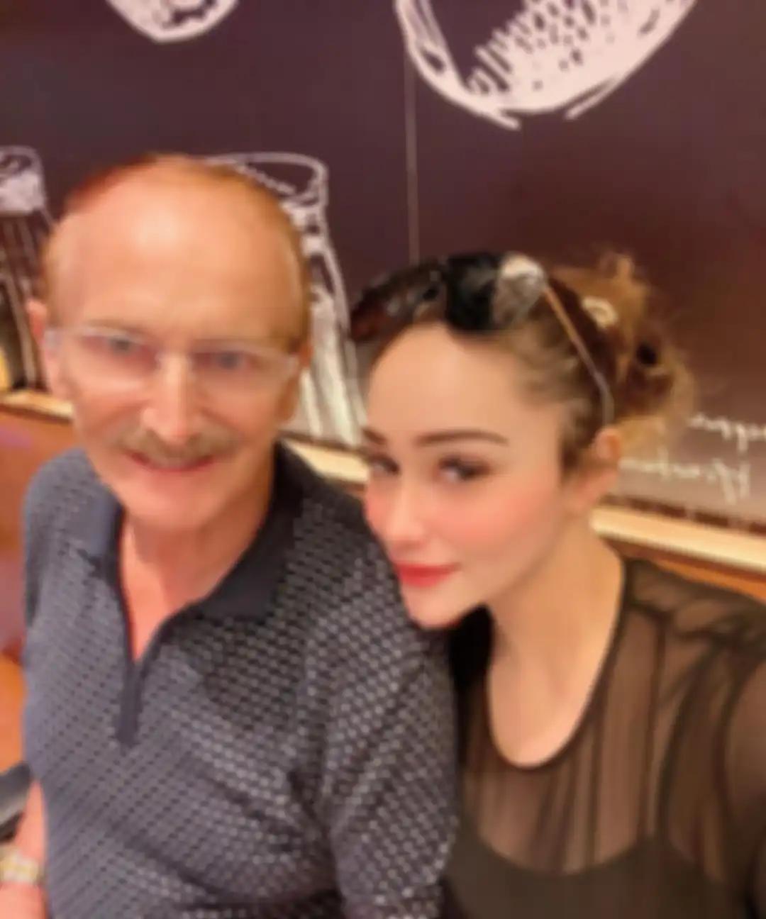Foto ayah Cristina Laws istri perwira polisi yang disebut mirip Barbie. Cristina pernah menjadi Putri Pariwisata. 