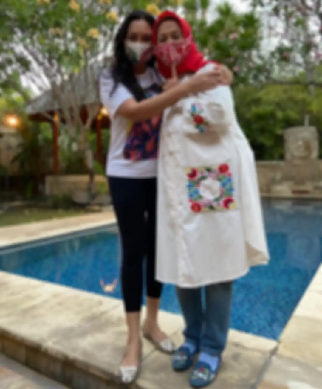 Mantan menantu keluarga Cendana Tata Cahyani kabur ke Singapura. Kini, dia pulang ke Indonesia bawa suami bulenya. Foto lebaran jadi buktinya.