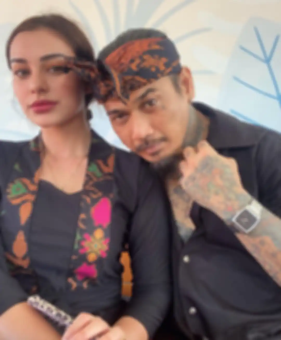 Nora Alexandra mengunggah foto terkini saat suaminya ditetapkan sebagai tersangka oleh polisi. HP istri Jerinx SID ikut disita polisi.