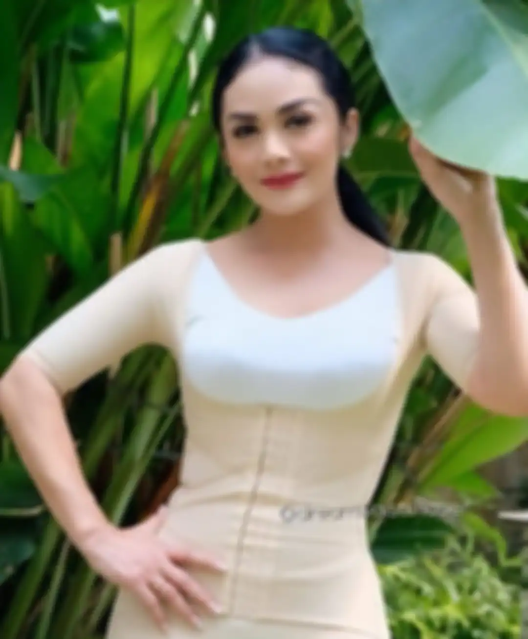 Potret Krisdayanti diendorse pakai korset ketat yang menampilkan leukuk tubuh seksi