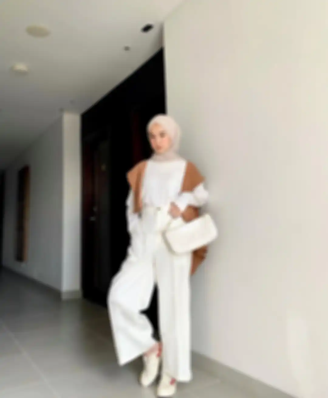Outfit hijab putih ala Yure Zalina