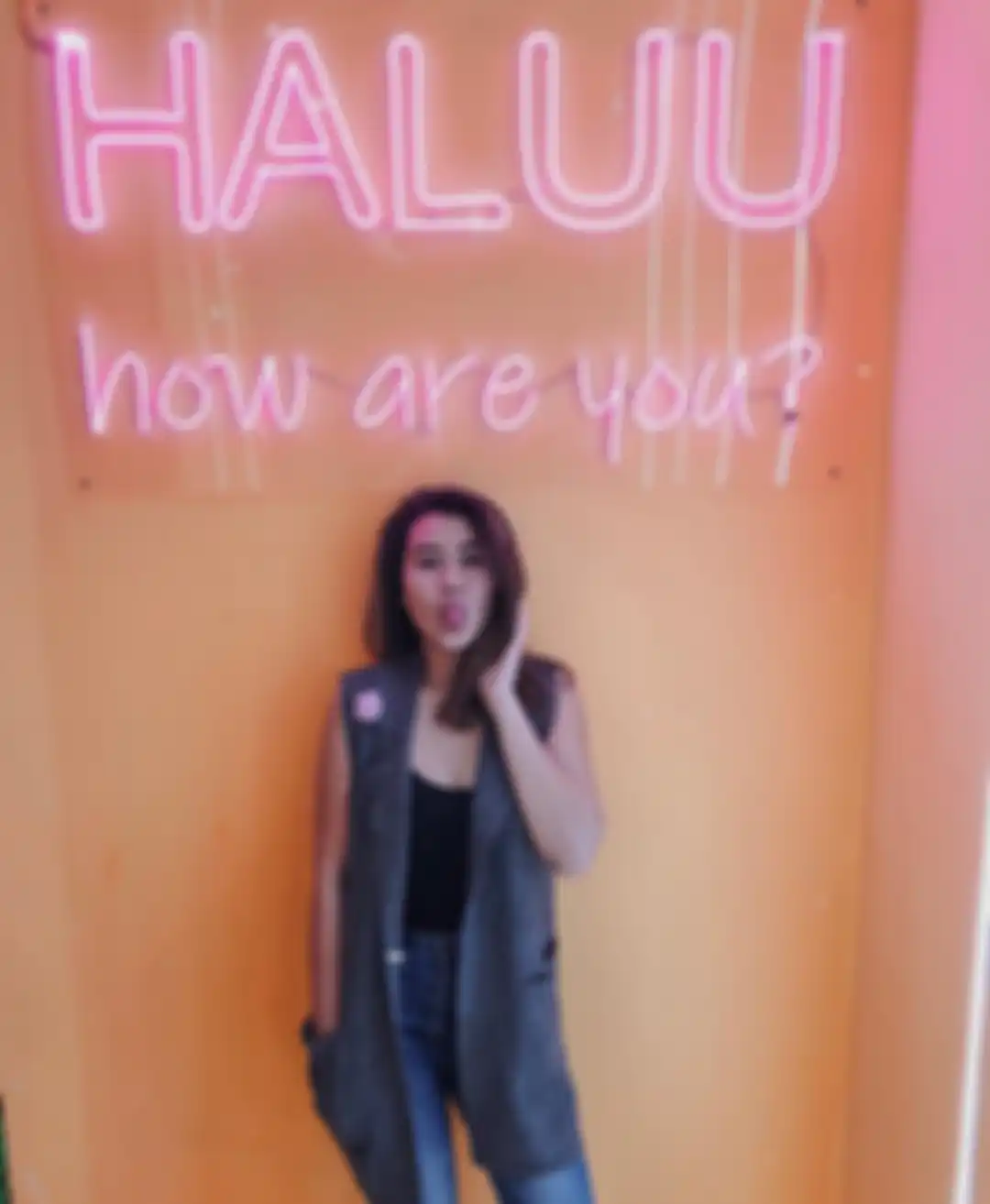 Gaya Aaliyah Massaid dengan outfit hitam