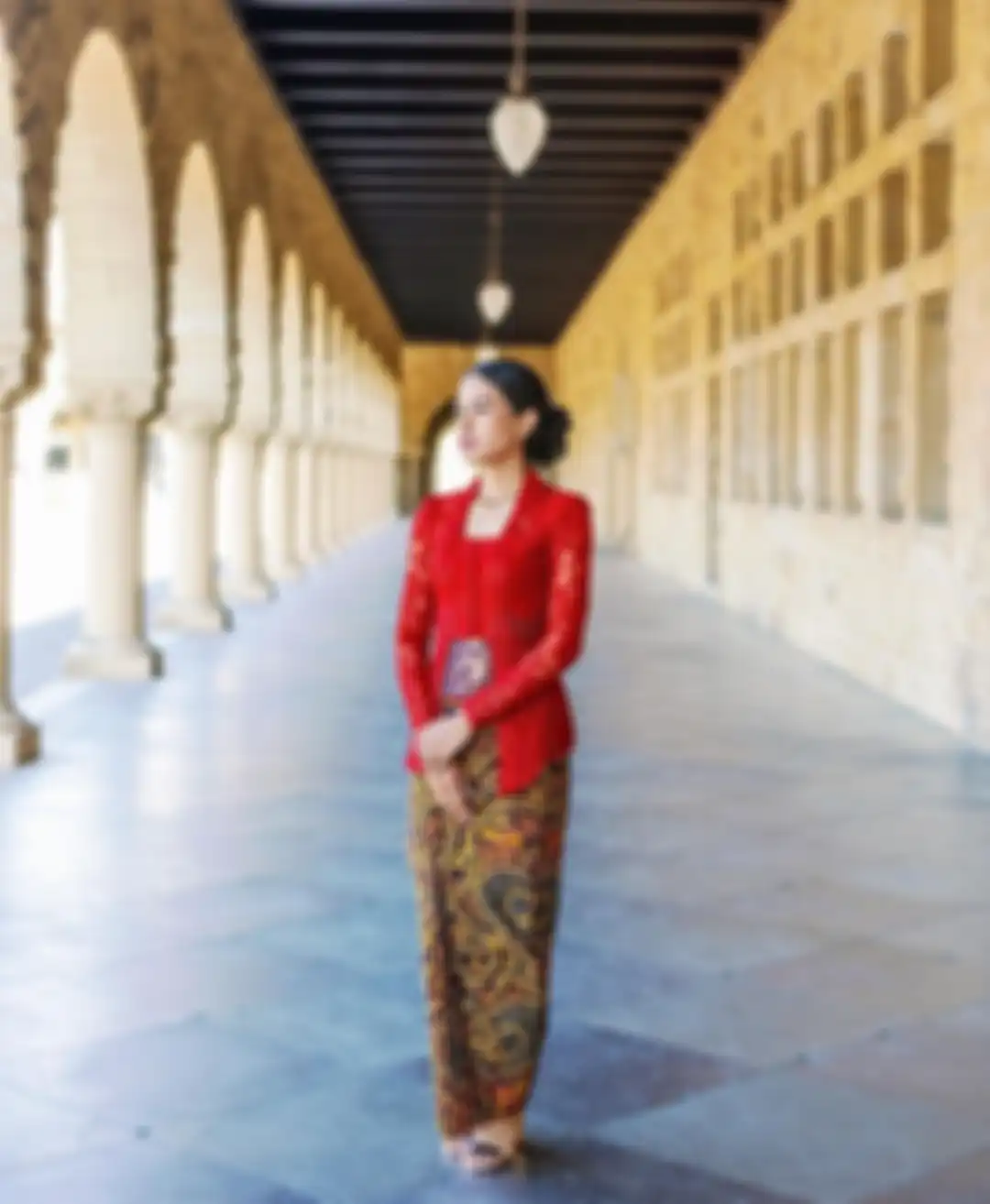 Rancangan kebaya Didiet Maulana berhasil membuat foto wisuda Maudy Ayunda banjir pujian.