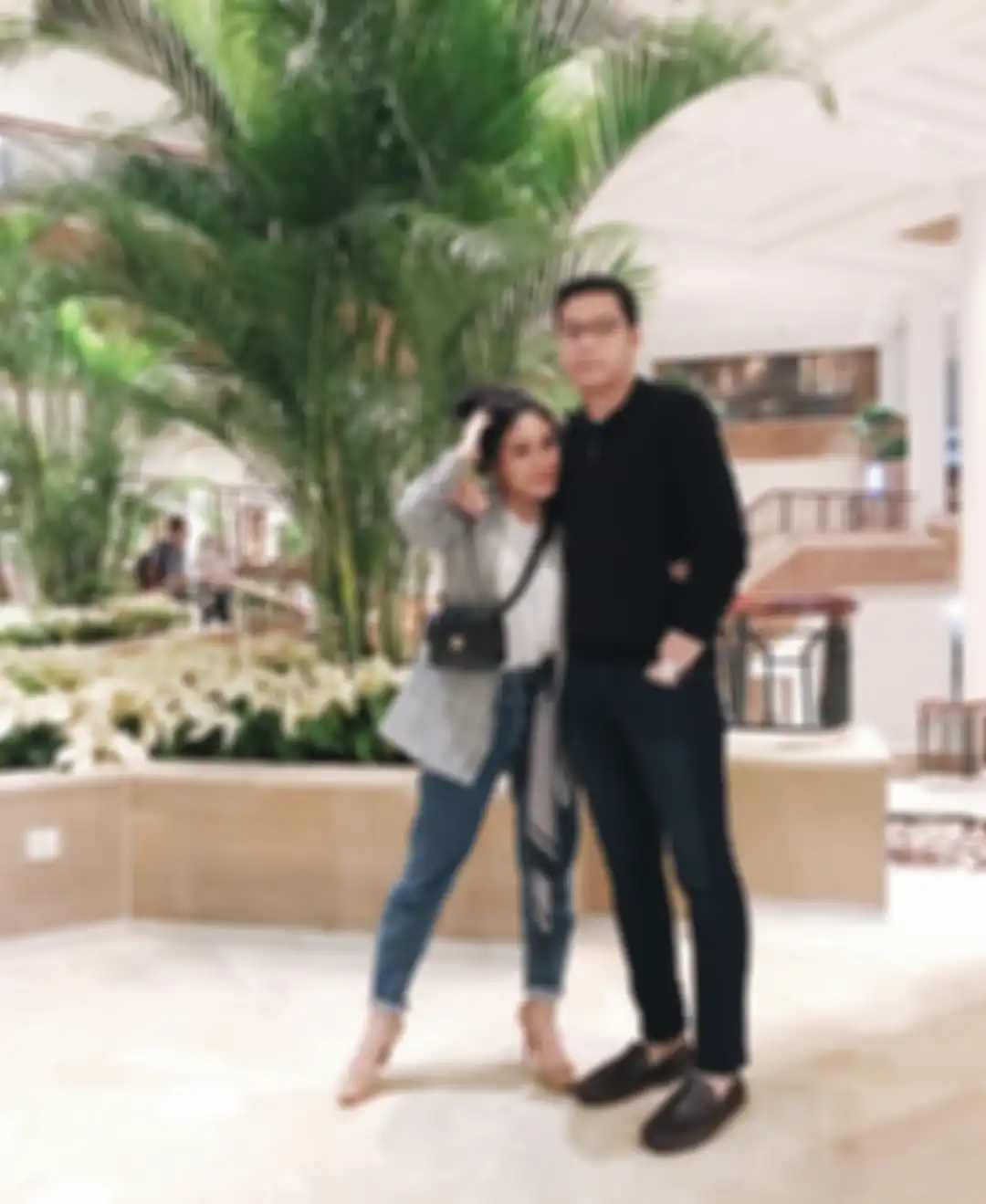 Padu padan kaos ala Afifah Yusuf, anak Hetty Koes Endang
