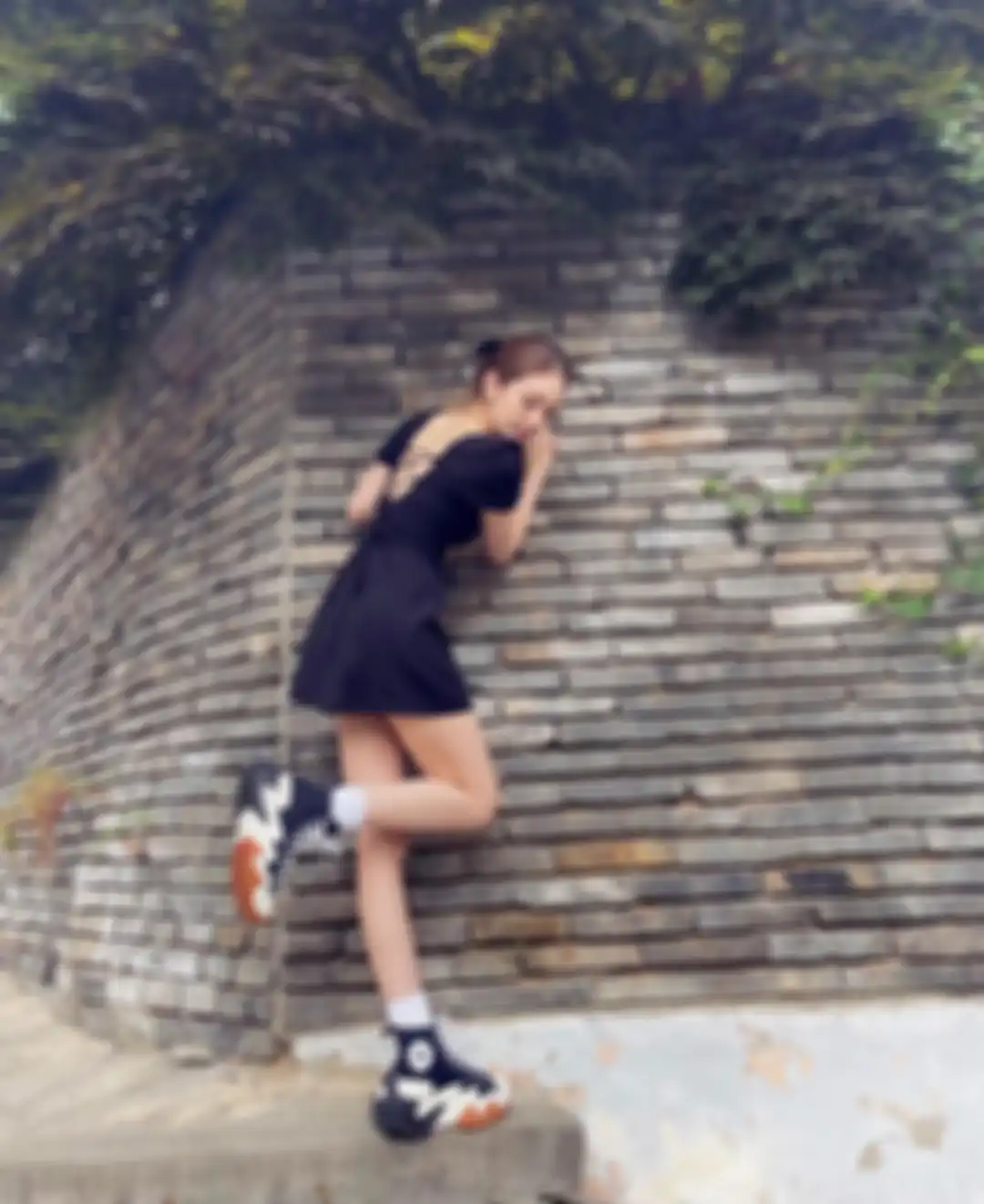 Style fashion Jeon Somi padu padan sneakers