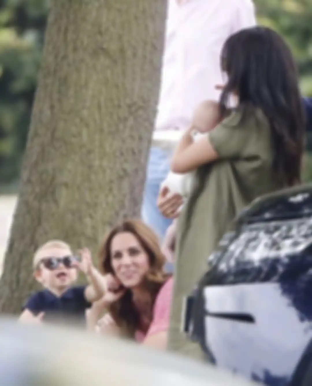 Meghan Markle Gendong Archie Banjir Kritikan
