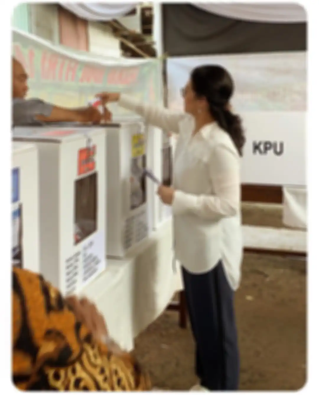 Penampilan Bella Saphira saat ikut mencoblos pada Pemilu 2019 kemarin.