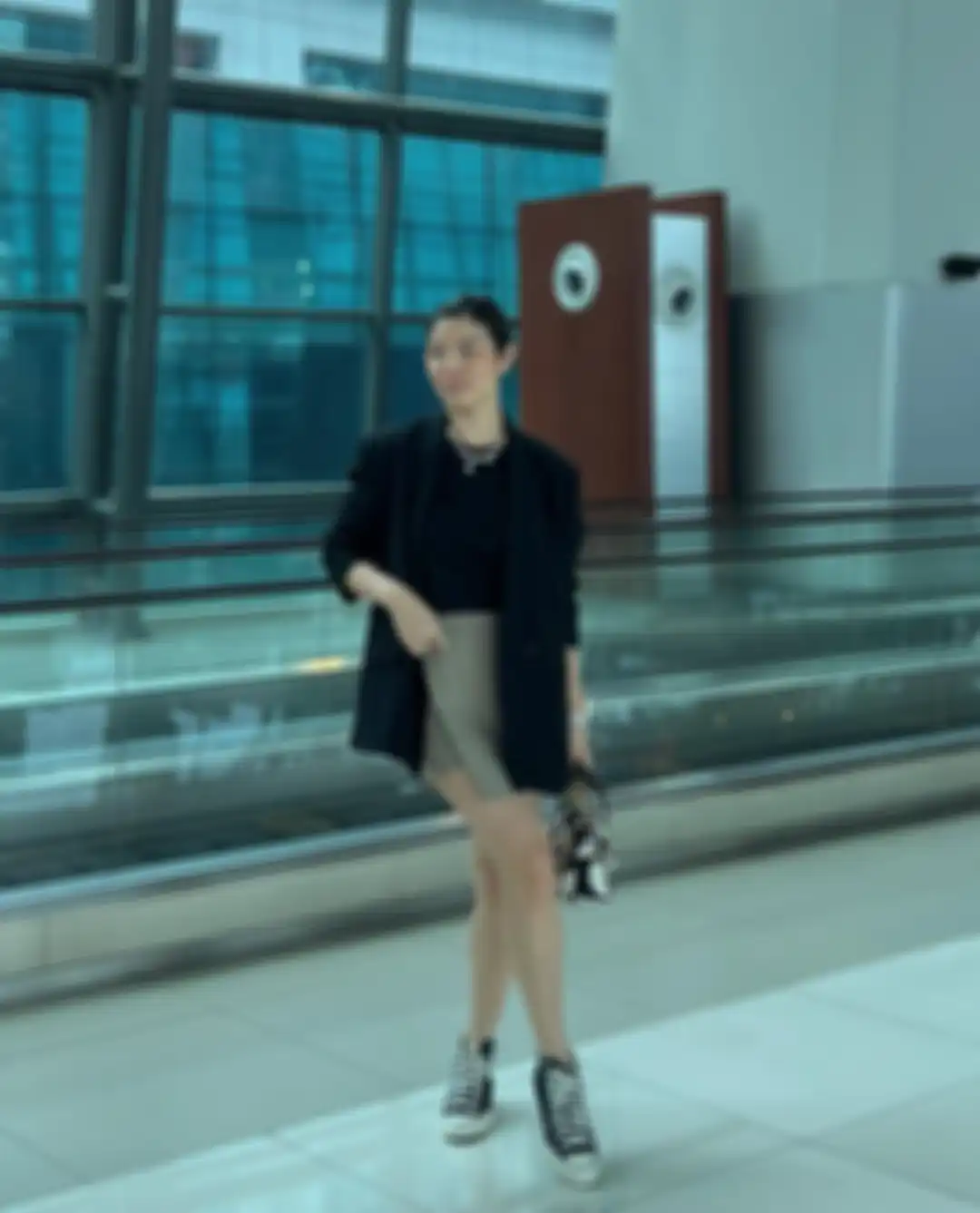 Outfit blazer hitam yang enggak biasa