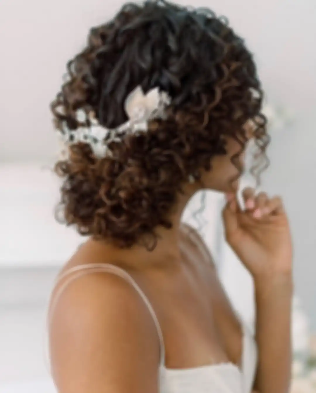 Gaya rambut updo.