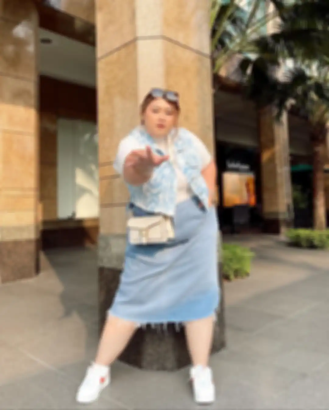 Gaya fashion plus size ala Clarissa Puteri: mix and match kaos dan rok jeans