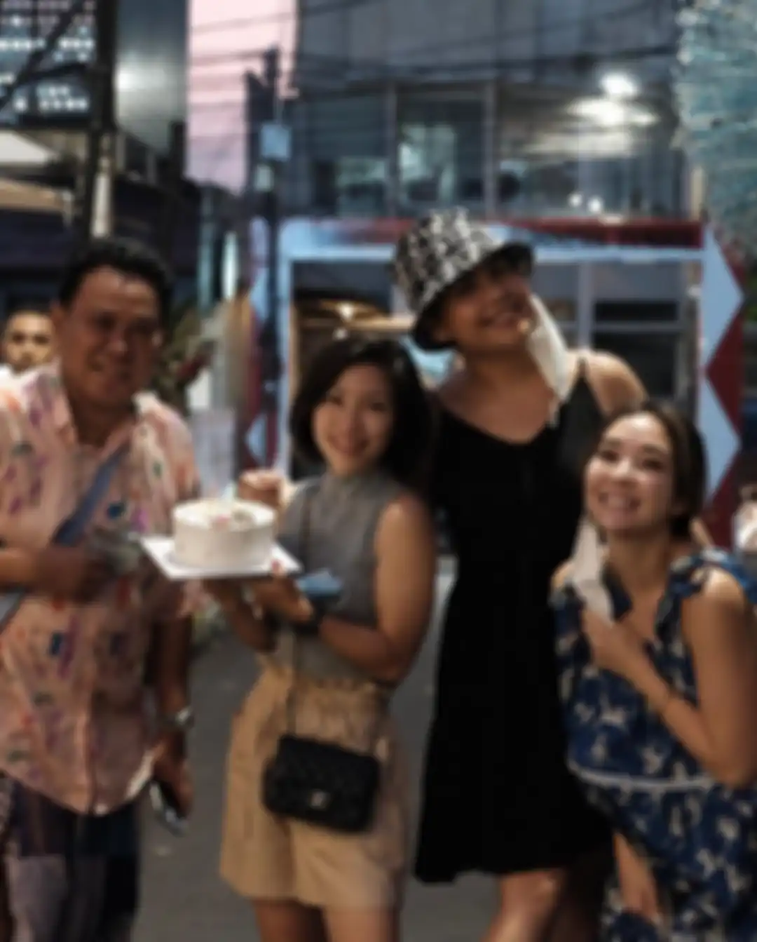 Foto Gisella Anastasia atau Gisel happy-happy bareng kekasihnya, Wijin memancing isu baru di antara netizen. 