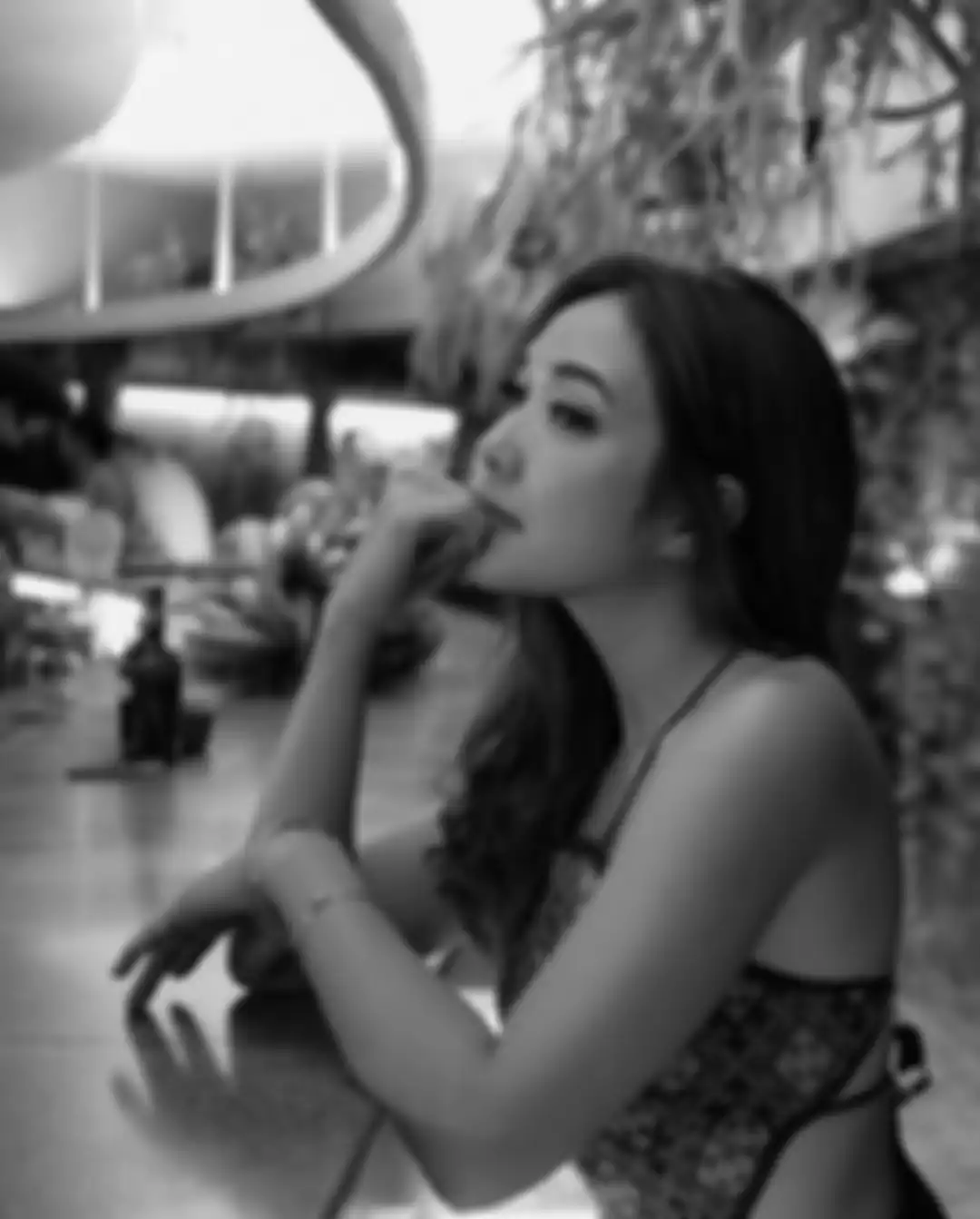 Setelah mengunggah foto bergandengan tangan dengan Wijin, Gisel kembali mengunggah potret dirinya sedang duduk seorang diri.